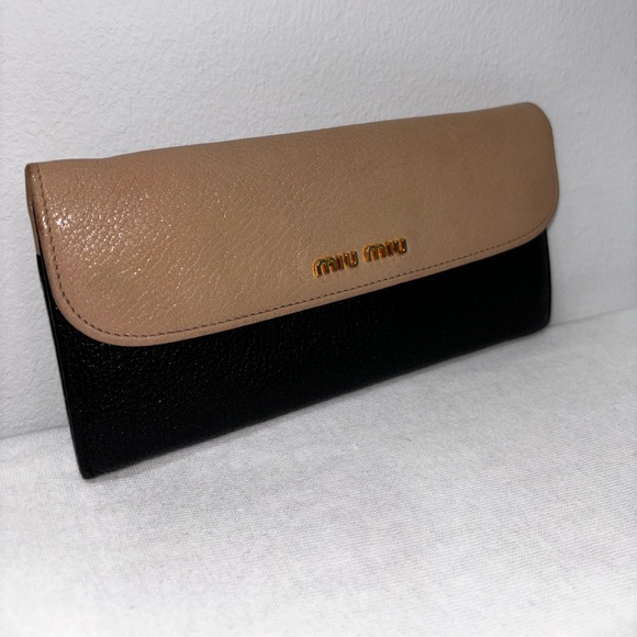 Beautiful Miu Miu long wallet with golden logo and golden snap button closures - Picture 1 of 4